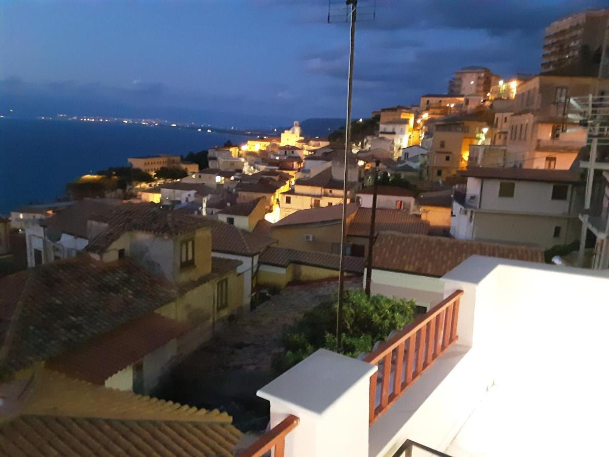 "Lo Studiolo" Apartment Pizzo  Eksteriør bilde